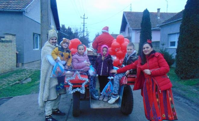 Najmlađim folklorašima u Sanadu uručeni paketići